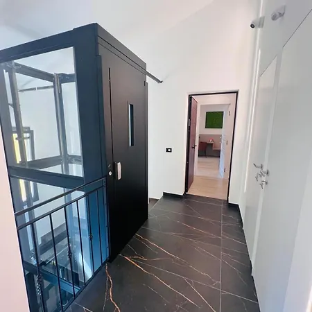 Cinque Terre Hub 10 *
